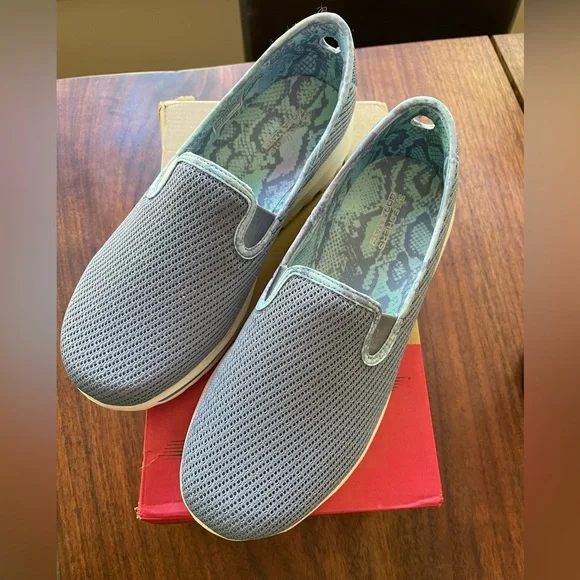 Skechers - Picture 2 of 4